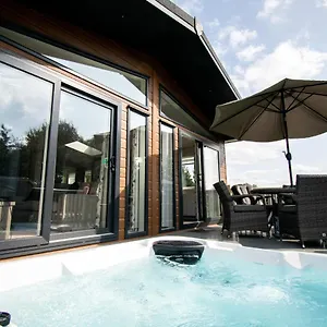  Lodge The Crucible With Hot Tub